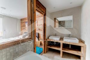 a bathroom with two sinks and a mirror at Chalet De Meribel - Magnifique appartement 6 pièces pour 10 personnes dans le centre de Méribel proche des commerces et des pistes de ski MAE-1653 in Les Allues