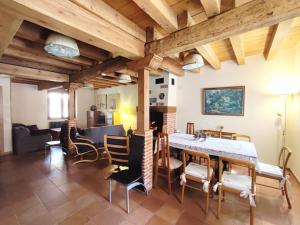 a living room with a large table and chairs at Alojamiento Turístico Casa Los Laureles in Segovia