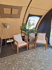 Χώρος καθιστικού στο Glamping de Waardtent