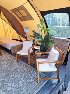 Χώρος καθιστικού στο Glamping de Waardtent