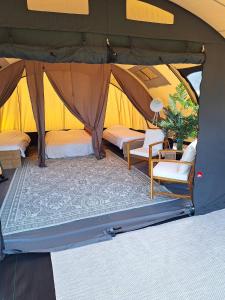 Ένα ή περισσότερα κρεβάτια σε δωμάτιο στο Glamping de Waardtent