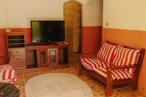 MajéにあるOtima Casa de campo com churrasq e WiFi em Mage RJのソファとテレビのあるリビングルーム