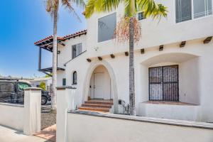 ロサンゼルスにあるEast Los Angeles Retreat about 2 Mi to Citadel Outletsのヤシの木が目の前に広がる白い家