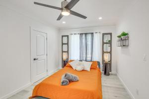 ロサンゼルスにあるEast Los Angeles Retreat about 2 Mi to Citadel Outletsのベッドルーム1室(オレンジ色のベッド1台、天井ファン付)