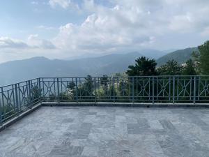 マリーにあるMalika Kohsar Hotel Murreeの山々の景色を望むバルコニー