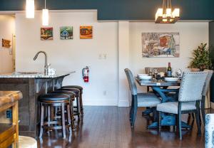 a dining room with a table and chairs at Downunder Mountain Retreat in Revelstoke +28 photos