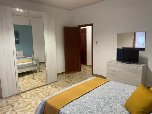 En eller flere senge i et værelse på Chiara Home