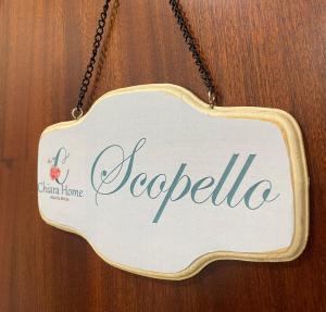 Et logo, certifikat, skilt eller en pris der bliver vist frem på Chiara Home