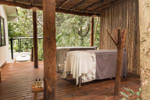 Habitación con cama en una terraza de madera en Nattivo Luxury Home Medellin, en Medellín 46 fotos más