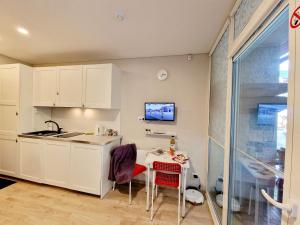 Η κουζίνα ή μικρή κουζίνα στο Rise and Shine apartment +32 φωτογραφίες