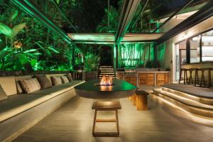 Una sala de estar con una mesa y algunas plantas. en Nattivo Luxury Home Medellin, en Medellín