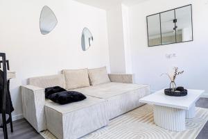 Cormeilles-en-ParisisLe Cocon Cormeillais的带沙发和桌子的客厅