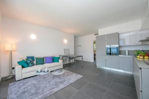a living room with a couch and a kitchen at Sant' Agata Bellavista in Ossuccio