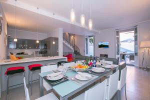 A kitchen or kitchenette at Villa Lucia Laglio