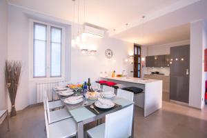 A kitchen or kitchenette at Villa Lucia Laglio
