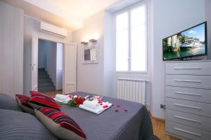 A television and/or entertainment centre at Villa Lucia Laglio