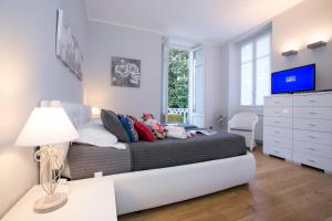 A television and/or entertainment centre at Villa Lucia Laglio