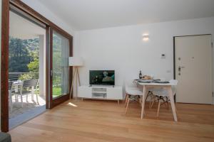 TV a/nebo společenská místnost v ubytování Argegno Home