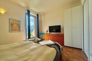 Un dormitorio con una cama grande y una ventana grande. en Gaeta 'Lake View', en San Siro 11 fotos más