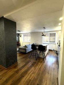 バンスカー・ビストリツァにあるModern apartment in city centreのソファとテーブルと椅子のあるリビングルーム
