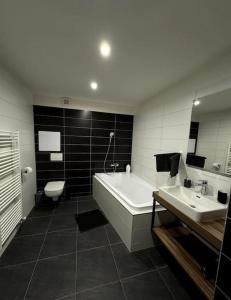 バンスカー・ビストリツァにあるModern apartment in city centreの洗面台2つとバスタブ付きのバスルーム