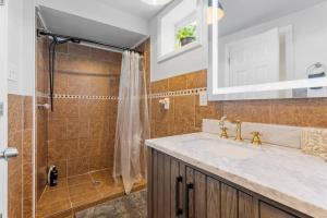 un bagno con doccia e lavandino di 3 bedrooms AC Ranch Near Casinos and Beach ad Atlantic City Altre 41 foto