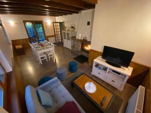 Vista aérea de una sala de estar con TV en Chalet L'Arbizon Campan, en Campan