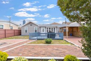 una casa con una recinzione davanti di 3 bedrooms AC Ranch Near Casinos and Beach ad Atlantic City