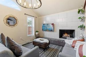 un soggiorno con due divani e un camino di 3 bedrooms AC Ranch Near Casinos and Beach ad Atlantic City