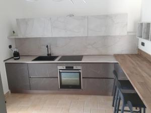 una cucina con un lavello e un piano di lavoro di B&B La Rosa dei Venti a Brindisi Altre 125 foto
