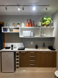 una cucina con lavello e microonde di Casa Mauá 402 a Rio de Janeiro