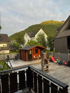 un cortile con un parco giochi e una piccola casa di Very centrally located apartment with free parking a Tromsø