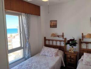 Posteľ alebo postele v izbe v ubytovaní El Tiburon - Piso con espectaculares vistas al mar - solo para familias ideal para 4 personas - aire - calefacción - Ganador AWARD 2025, 2024, 2023, 2022