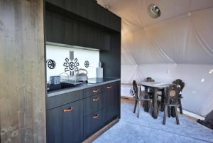 Kuchyň nebo kuchyňský kout v ubytování Glamping Pasieka Namiot Glamp Bukowina Tatrzańska - domki w górach