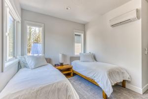 ガバメント・キャンプにあるMt. Hood Escape - Unit Aの窓が2つある部屋にベッドが2つある