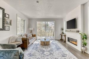 ガバメント・キャンプにあるMt. Hood Escape - Unit Aのソファと暖炉のあるリビングルーム