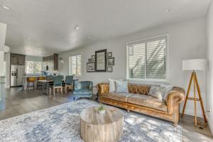 ガバメント・キャンプにあるMt. Hood Escape - Unit Aのソファとテーブルのあるリビングルーム