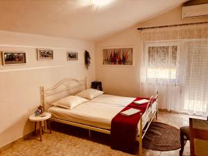 Ένα ή περισσότερα κρεβάτια σε δωμάτιο στο Apartmani Mirjana