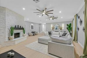 Una sala de estar con un sofá y una chimenea. en Luxury 5BR Retreat Pool Hot Tub Gym 7000sqf, en Las Vegas