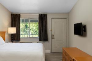 une chambre d'hôtel avec un lit et une fenêtre dans l'établissement Ocean Inn & Suites, à Aberdeen 21 autres photos