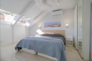 Posteľ alebo postele v izbe v ubytovaní Apartamentos Castillo