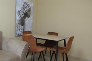 Χώρος καθιστικού στο Cozy Apartment in Xhamlliku, Xhomlliku Tirana