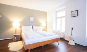 سرير أو أسرّة في غرفة في Authentic Austrian Flat in the South of Vienna