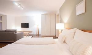 سرير أو أسرّة في غرفة في Authentic Austrian Flat in the South of Vienna
