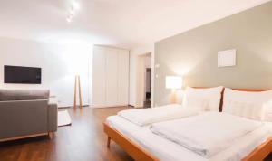 سرير أو أسرّة في غرفة في Authentic Austrian Flat in the South of Vienna