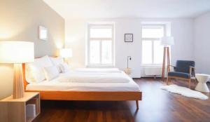 سرير أو أسرّة في غرفة في Authentic Austrian Flat in the South of Vienna