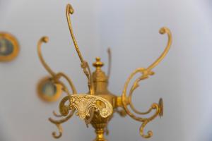 クサンテンにあるGutshaus Kleine Gönnの金のシャンデリア
