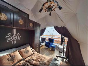 Posezení v ubytování Glamping Pasieka Namiot Glamp Bukowina Tatrzańska - domki w górach