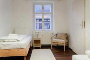 سرير أو أسرّة في غرفة في Authentic Austrian Flat in the South of Vienna