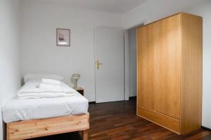 سرير أو أسرّة في غرفة في Authentic Austrian Flat in the South of Vienna